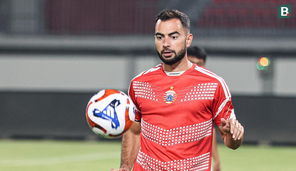 Jordi Amat di latihan terakhir Persija Jakarta jelang laga melawan Madura United yang digelar di Stadion Gelora Madura Ratu Pamelingan, Pamekasan, Jumat (23/10/2025).