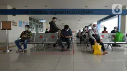 Pemudik menunggu saat arus balik Lebaran di Terminal Pulogebang, Jakarta, Jumat (21/5/2021). Satu minggu setelah Lebaran, pemudik yang tiba di Terminal Pulogebang wajib menjalani tes COVID-19. (merdeka.com/Imam Buhori)