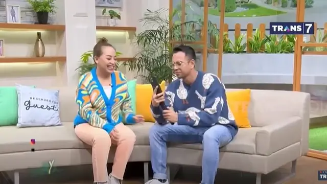 Mpok Alpa dan Raffi Ahmad melakukan videocall dengan Kiky Saputri (YouTube - TRANS7OFFICIAL)