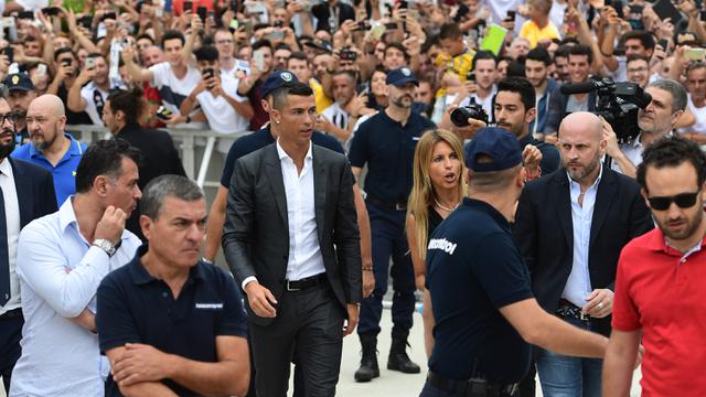 FOTO: Suporter Juventus Sambut Kedatangan Cristiano Ronaldo