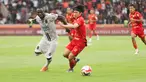 Pemain muda Persija Jakarta, Arlyansyah Abdulmanan berebut bola dengan pemain Persijap Jepara pada pekan ke-16 BRI Super League 2025/2026 di Stadion Utama Gelora Bung Karno (SUGBK), Jakarta Pusat, Sabtu (3/1/2026) sore WIB. (Bola.com/Abdul Aziz)