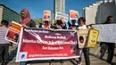 Sejumlah poster dan tulisan dibawa saat aksi menolak hukaman mati di Bundaran HI, Jakarta, Minggu (26/4/2015). Massa berharap pemerintah melindungi buruh migran di luar negeri yang terancam hukuman mati (Liputan6.com/Faizal Fanani)