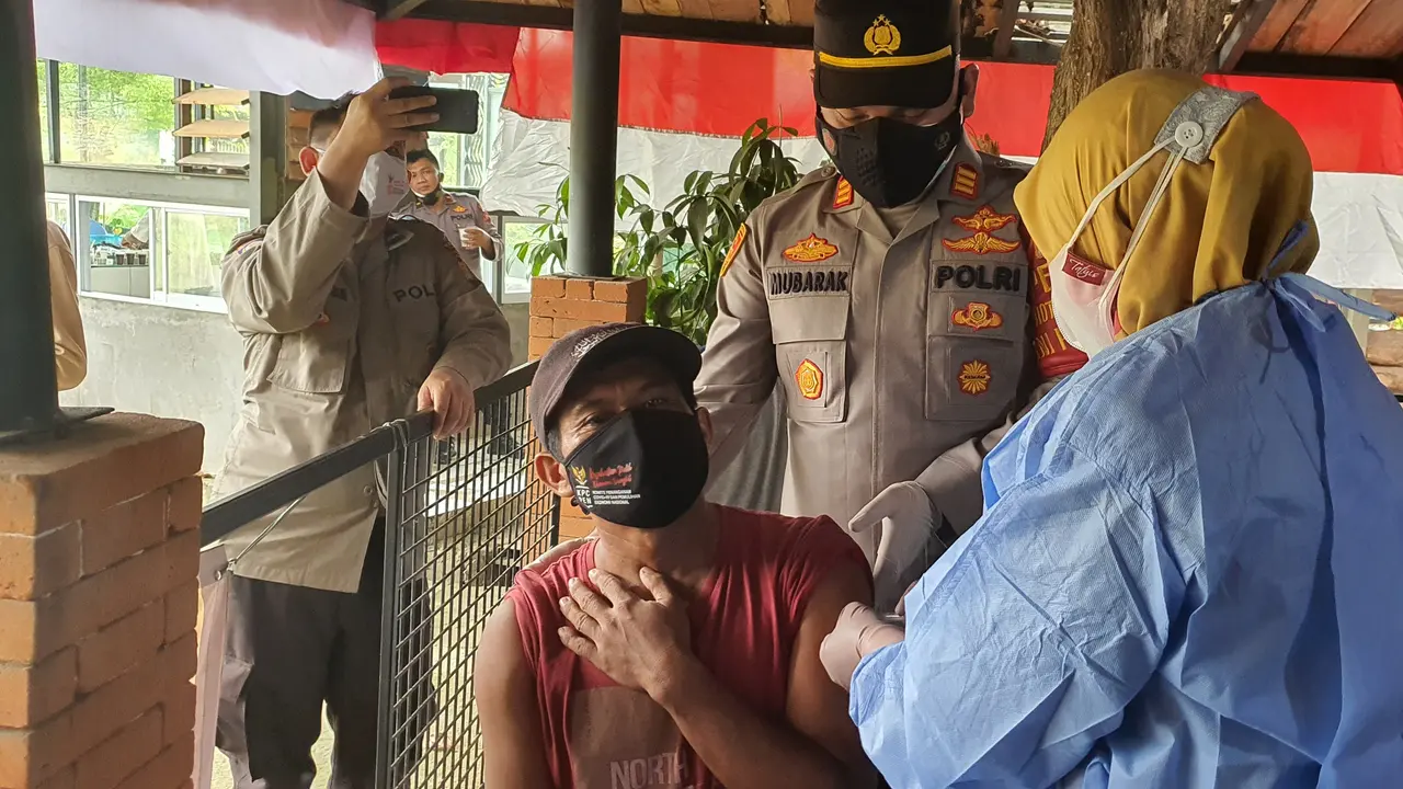 Kapolsek Sawangan tenangkan warga saat vaksinasi Covid-19 di Kota Depok