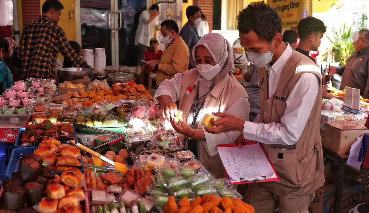 BPOM DKI Jakarta melakukan pemeriksaan sampel makanan dan minuman takjil yang dijual pedagang untuk mengantisipasi adanya bahan-bahan berbahaya. (Liputan6.com/Angga Yuniar)