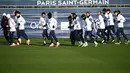 Para pemain Paris Saint-Germain (PSG) melakukan pemanasan saat sesi latihan tim di Saint-Germain-en-Laye (10/12/2019). PSG akan bertanding melawan wakil Turki, Galatasaray pada Grup A Liga Champions di Parc des Princes. (AFP/Franck Fife)