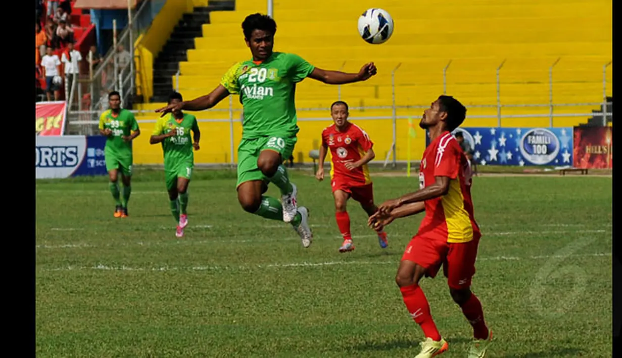 Pemain tengah Persebaya, Ilham Udin (tengah) melompat berebut bola dengan bek Semen Padang A. Gamal pada laga SCM Cup 2015 di Stadion Haji Agus Salim, Padang, Sabtu (17/1/2015). Persebaya unggul 1-0 atas Semen Padang. (Liputan6.com/Johan Tallo)