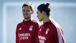 Bek Benfica, Jan Vertonghen (kiri) dan penyerang Darwin Nunez mengikuiti sesi latihan di tempat latihan Kampus Benfica di Seixal dekat Lisbon (22/2/2022). Benfica akan bertanding melawan melawan Ajax pada leg pertama babak 16 besar Liga Champions di Estadio da Luz. (AFP/Patricia De Melo Moreira)