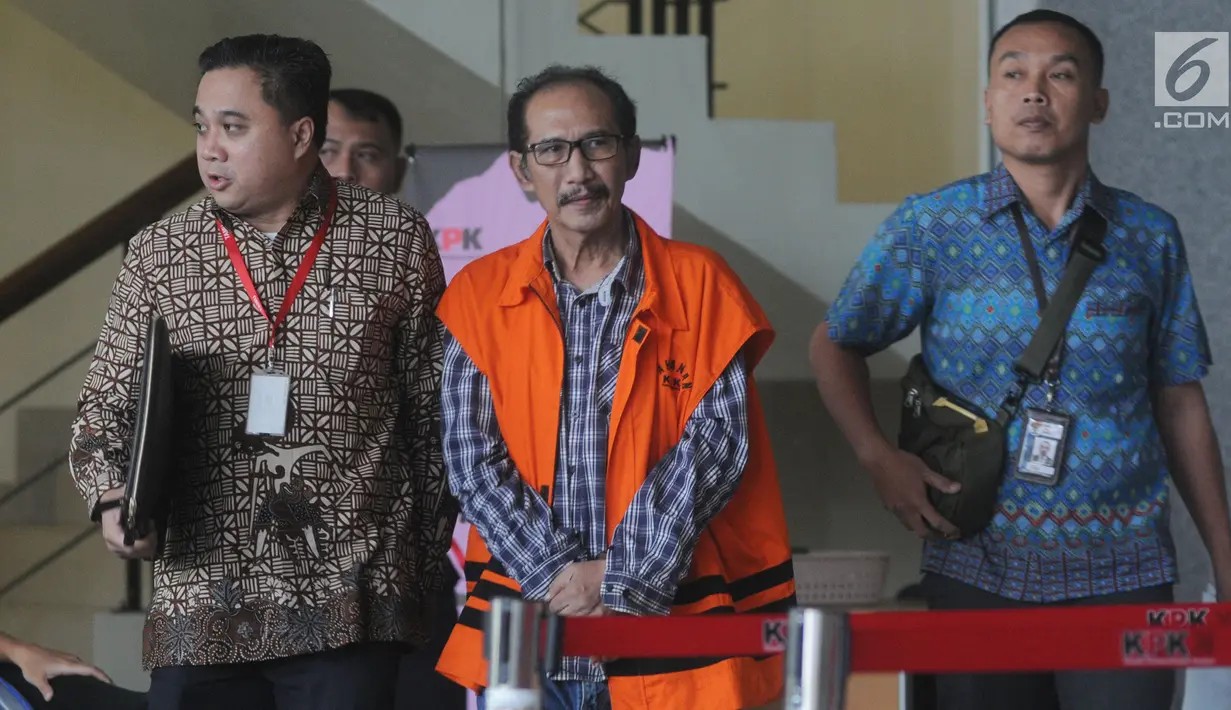 Hakim PN Jakarta Selatan nonaktif, Iswahyu Widodo (rompi oranye) usai menandatangani berkas P21 di Gedung KPK, Jakarta, Selasa (26/3). Iswahyu dalam waktu dekat akan menjalani persidangan terkait dugaan menerima suap penanganan perkara perdata di PN Jakarta Selatan. (merdeka.com/Dwi Narwoko)