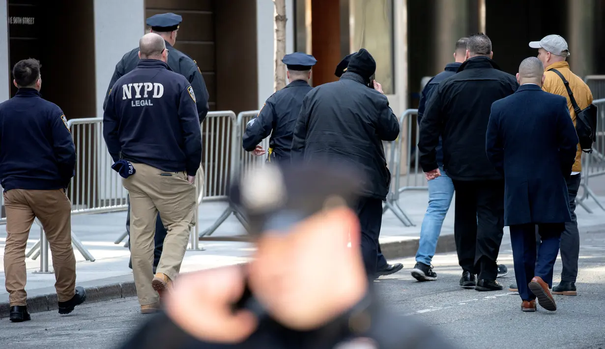 Petugas NYPD juga telah memblokir jalan di sekitar Trump Tower dan Gedung Pengadilan Kriminal Manhattan, di mana mantan presiden tersebut diperkirakan akan hadir. (Photo by Stefani Reynolds / AFP)