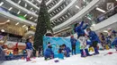 Anak-anak bermain wahana salju yang ada di Mall Ciputra, Jakarta barat, Selasa (19/12). Pengunjung yang ingin menikmati Snow Playland dapat membeli tiket seharga Rp85.000 untuk hari biasa dan Rp100.000 untuk akhir pekan. (Liputan6.com/Faizal Fanani)