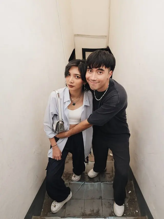 Pasangan Stylish Vidi Aldiano dan Sheila Dara