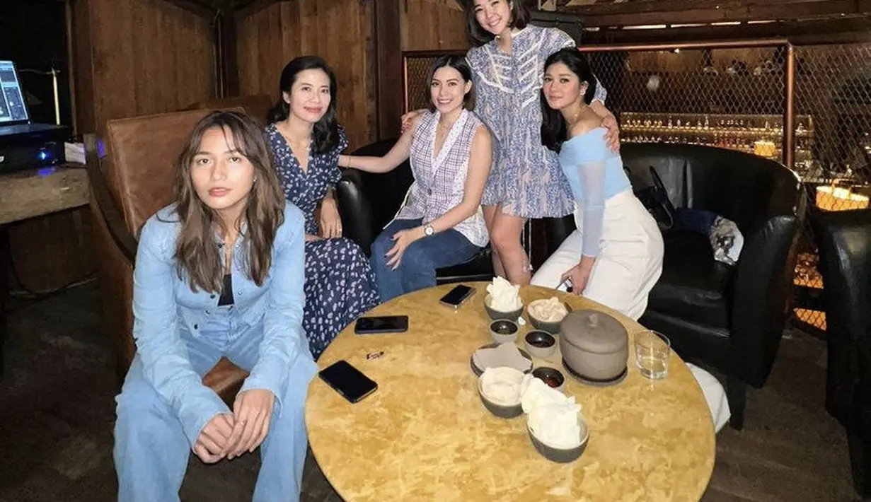 Naysilla mengenakan atasan one shoulder biru dipadukan celana putih. Lalu Gisela mengenakan dress pendek biru ruffflenya. @naymirdad