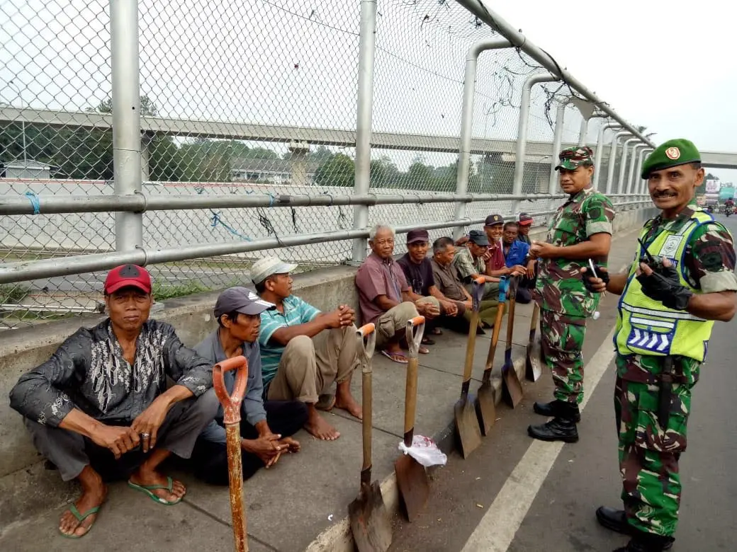 Anggota TNI berjaga di titik pelemparan batu di Tol Jagorawi (Merdeka.com/Ronald)