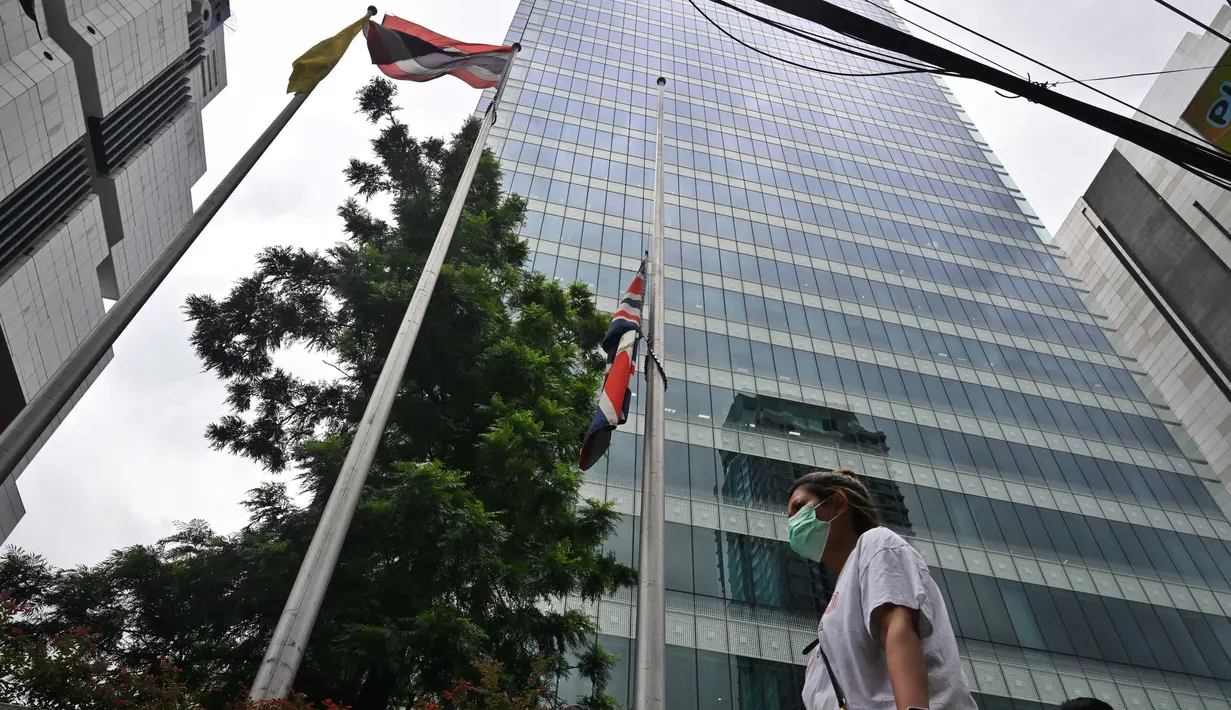 Bendera Inggris dikibarkan setengah tiang di depan konsulat Inggris setelah kematian Ratu Elizabeth II, di Bangkok pada 9 September 2022. Putra Ratu Elizabeth II, yakni Pangeran Charles menjadi raja setelah kematian sang Ratu, dan akan berganti gelar menjadi Raja Charles III. (Lillian SUWANRUMPHA / AFP)