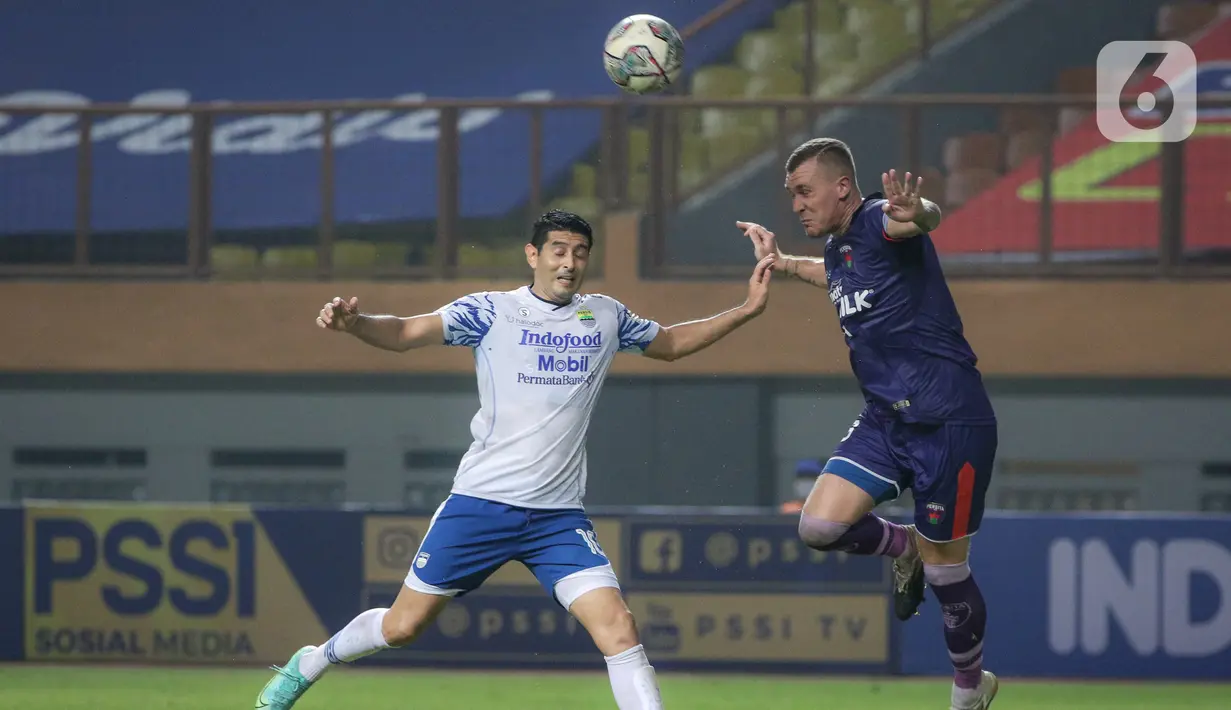 Bek Persita Tangerang, Adam Mitter (kanan) berebut bola udara dengan gelandang Persib Bandung, Esteban Gabriel Vizcarra pada BRI Liga 1 2021/2022 di Stadion Wibawa Mukti, Cikarang, Sabtu (11/09/2021). Persib Bandung menang atas Persita Tangerang dengan skor 2-1. (Bola.com/Bagaskara Lazuardi)