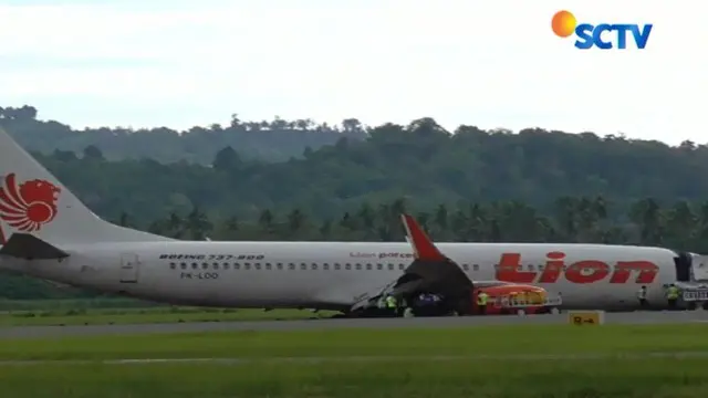 Proses evakuasi badan pesawat Lion Air yang tergelincir di Bandara Jalaluddin Gorontalo, Senin 30 April 2018 malam mulai dilakukan.