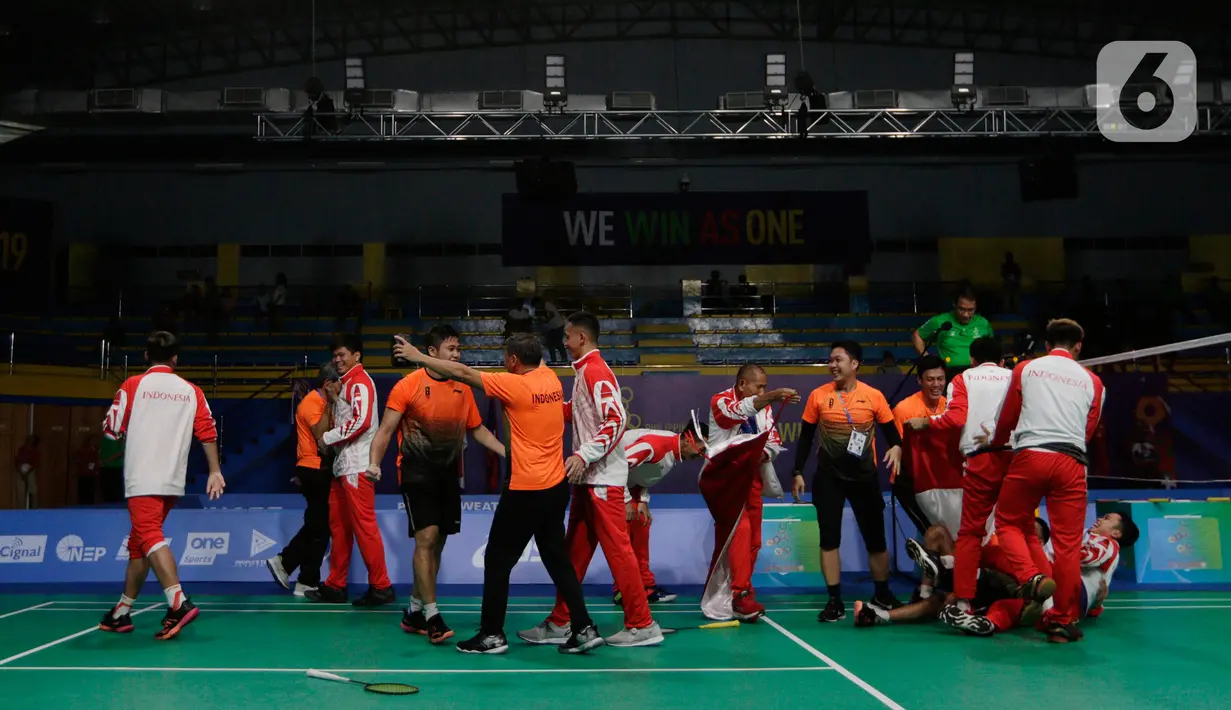 Pemain dan pelatih tim beregu putra Indonesia merayakan gelar juara cabang bulutangkis SEA Games 2019 di Multinlupa Sport Center, Manila, Rabu (4/12/2019). Indonesia mengunci medali emas usai mengalahkan Malaysia 3-1. (Bola.com/M Iqbal Ichsan)