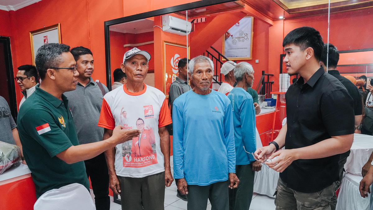 Kaesang Apresiasi Aksi Heroik Dua Lansia yang Hentikan Kereta Api dengan Kaos PSI