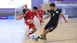 Pemain Timnas Indonesia, Muhammad Sanjaya berduel dengan pemain Australia pada laga terakhir Grup B Piala AFF Futsal 2026 di Nonthaburi Hall, Bangkok, Thailand, Rabu (8/4/2026) siang. (Dok. Federasi Futsal Indonesia)