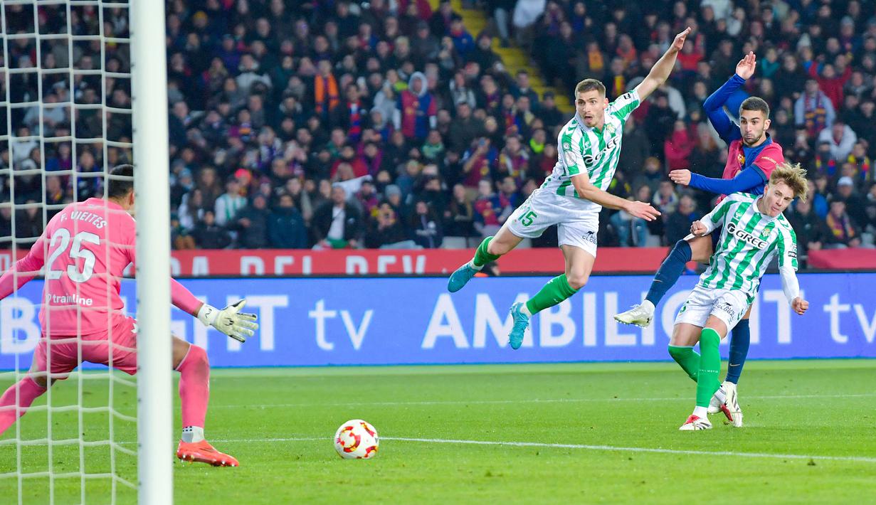 Pemain Barcelona, Ferran Torres, mencetak gol ke gawang Real Betis pada laga babak 16 besar Copa del Rey 2024/2025 yang dihelat di Estadi Olimpic Lluis Companys, Kamis (16/1/2025) dini hari WIB. (AFP/Manaure Quintero)