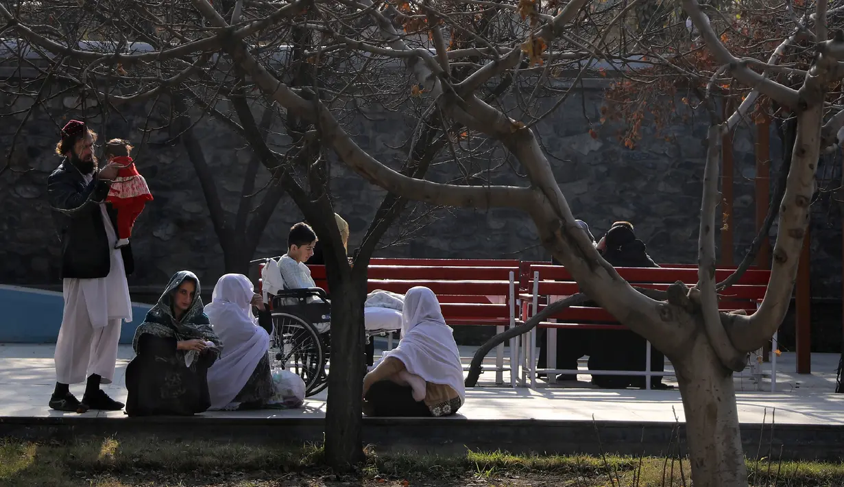 Masiullah (14) yang kehilangan kedua kakinya akibat serangan udara AS duduk di kursi roda ketika kerabatnya mengunjunginya di Pusat Bedah Darurat untuk Korban Perang Sipil, Kabul, Afghanistan, Kamis (5/12/2019 ). (AP Photo/Altaf Qadri)