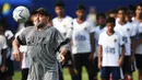 Legenda sepak bola, Diego Maradona, melakukan juggling saat memberikan pelatihan kepada anak-anak di Barasat, Selasa (12/12/2017). Kunjungan ini dilakukan pria asal Argentina itu dalam rangkaian liburan. (AFP/Dibyangshu Sarkar)