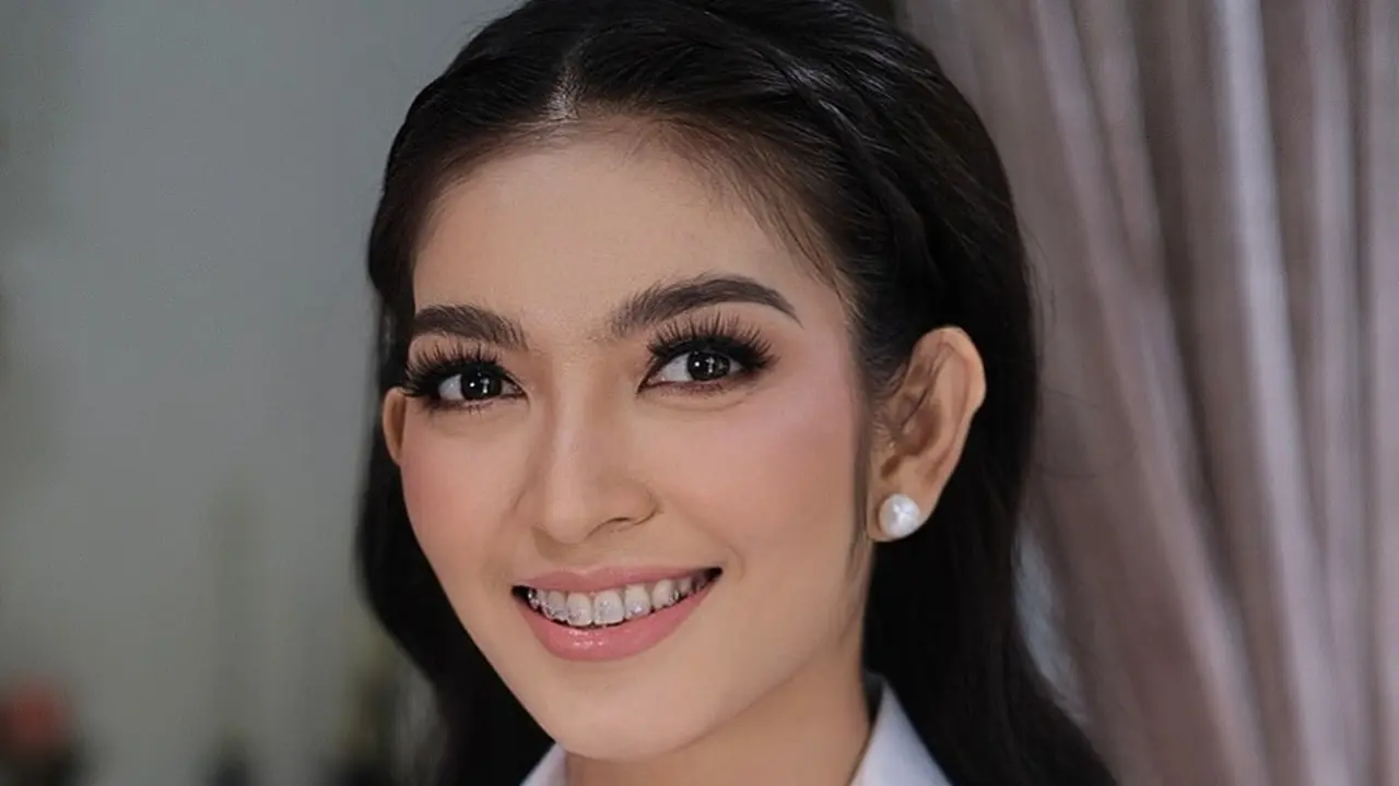 Gaya Terbaru Selvi Ananda Pakai Behel, Riasan Soft Glam-nya Bikin Pangling