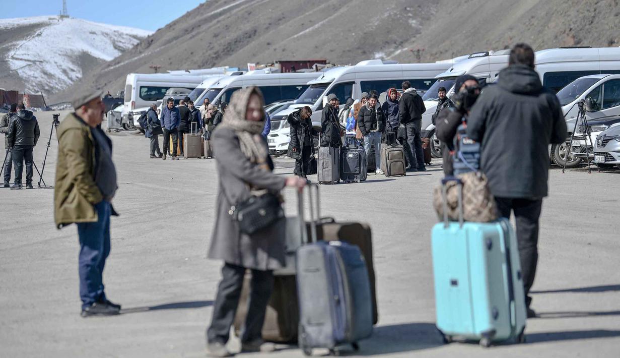 Di sisi perbatasan Iran (Khoy), ratusan orang dan kendaraan terlihat mengantre untuk dapat melintas. Tampak dalam foto, warga negara Iran tiba di Turki setelah melewati perbatasan Kapikoy/Razi di Provinsi Van, Turki timur laut, pada Selasa 3 Maret 2026, sehari setelah kedua negara tersebut secara bersama-sama menangguhkan penyeberangan harian di perbatasan mereka karena serangan Israel-Amerika Serikat yang terus menghantam wilayah Republik Islam tersebut. (Ali IHSAN OZTURK/AFP)