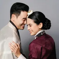 Begini potret mesra Maudy Ayunda dan Jesse kenakan atribut lengkap hanbok Korea. Penampilan Maudy kian sempurna dengan rambut sanggul klasik era Joseon oleh hair stylist Arnold Dominggus dan pulasan makeup natural oleh MUA Marlene Hariman (Foto: Instagram/maudyayunda)