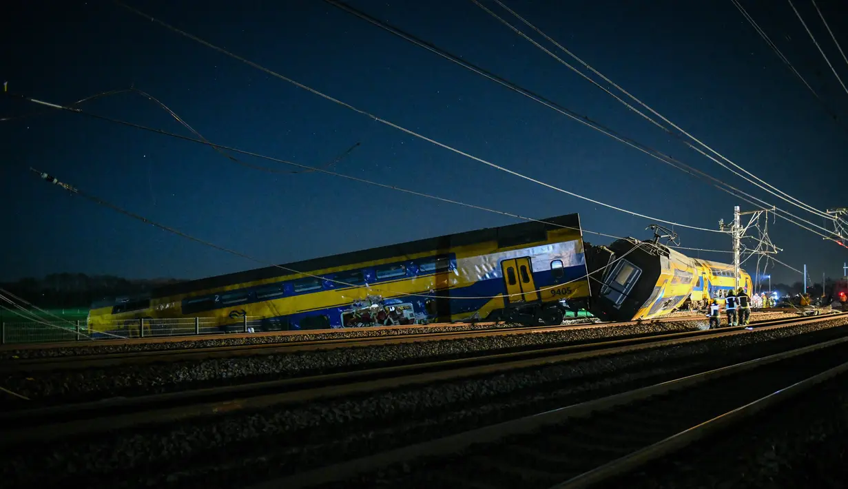 Kereta penumpang yang membawa sedikitnya 50 orang tergelincir di Belanda selatan pada Selasa (4/4/2023) pagi. Sedikitnya satu orang tewas dan sekitar 30 orang terluka, beberapa serius.  (Remko de Waal/ANP/AFP)