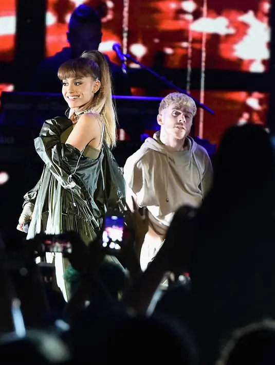 Kejadian ini tentu menjadi luka di hati sang pemilik konser. Ariana mengungkapkan rasa sedihnya pasca ledakan itu terjadi dan tak bisa berkata-kata. Selain itu ia juga menyampaikan permohonan maaf. (AFP/Bintang.com)