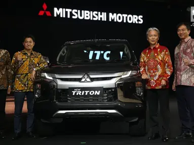 (Kiri-Kanan) Director of Sales & Marketing Division PT MMKSI Irwan Kuncoro, President Director of PT MMKSI Naoya Nakamura, Program Director of MMC Koichi Namiki, Director of Product Strategy Division PT MMKSI Ryoichi Inaba saat Mitsubishi Triton Tribute Night, Jakarta, (2/7). (Liputan6.com/HO/Yogi)