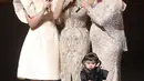 KD dan dua anaknya mengenakan dress serupa, sedangkan penampila Baby Ameena pun membuat gemas banyak orang. Anak pertama Aurel dan Atta Halilintar itu tampil menggemaskan dengan dress hitam dan rambut dikuncir dua. [Foto; Bambang E Ros/Fimela.com]