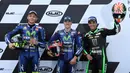 Pebalap Movistar Yamaha, Maverick Vinales, bersama rekan setimnya Valentino Rossi dan pebalap Monster Yamaha, Johann Zarco, meraih pole position usai kualifikasi MotoGP Prancis di Sirkuit Le Mans, Sarthe, Sabtu (20/5/2017). (AFP/Jean-Francois Monier)