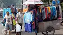 Seorang lelaki melihat jas hujan yang dijajakan di kawasan Jatinegara, Jakarta Timur, Rabu (11/11/2015). Memasuki musim hujan, penjualan jas hujan di kawasan tersebut mulai mengalami peningkatan. (Liputan6.com/Immanuel Antonius)
