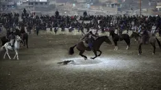 Penunggang kuda berebut kambing pada pertandingan persahabatan buzkashi di pinggiran Kabul, Afghanistan, Jumat (27/12/2019). Buzkashi adalah olahraga tradisional Afghanistan di mana para pemainnya berlomba untuk menempatkan bangkai kambing ke dalam lingkaran. (AP Photo/Rahmat Gul)