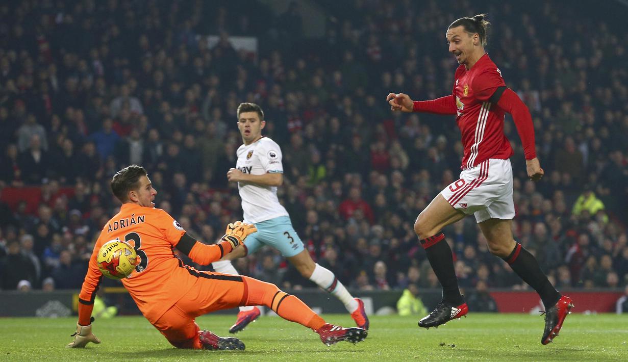  Zlatan Ibrahimovic saat mencetak gol ke gawang West Ham United pada laga Piala Liga Inggris di Stadion Old Trafford, (30/11/2016). MU menang 4-1. (AP/Dave Thompson)