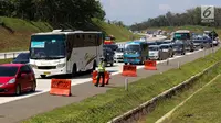 Suasana di jalur arah Jakarta Tol Cipali, Jawa Barat, Kamis (29/6). Sejumlah kepolisian disiagakan untuk mengatur lalu lintas di Tol Cipali yang semakin padat oleh pemudik arus balik. (Liputan6.com/Faizal Fanani)
