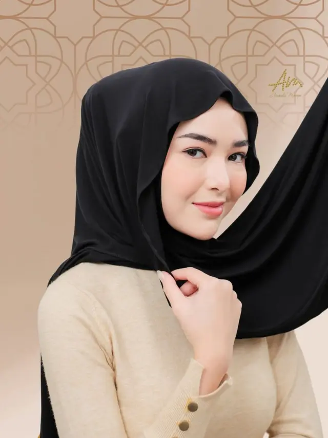 Keanggunan Amanda Manopo dalam hijab. (credit:instagram.com/ambyamandamanopo)