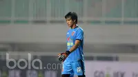 Kiper Borneo FC, Muhammad Ridho saat melawan PS TNI pada lanjutan Liga 1 2017 di Stadion Pakansari, Bogor, Senin (17/4/2017). PS TNI bermain imbang 2-2 dengan PBFC. (Bola.com/Nicklas Hanoatubun)