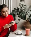 ilustrasi seorang perempuan yang tersenyum membaca chat dari sahabatnya/copyright freepik.com/lookstudio