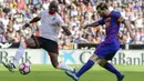 Bintang Barcelona, Lionel Messi, berusaha melewati hadangan bek Valencia, Eliaquim Mangala, pada laga La Liga di Stadion Mestalla, Valencia, Sabtu (22/10/2016). Barcelona menang 3-2 atas Valencia. (AFP/Jose Jordan)