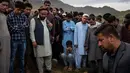 Teman dan kerabat berdoa di pemakaman kepala fotografer AFP Afghanistan Shah Marai Faizi di Gul Dara, Kabul (30/4). Para wartawan yang tiba untuk melaporkan ledakan pertama manjadi korban bom bunuh diri dalam serangan kedua. (Andrew Quilty / POOL / AFP)