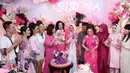 Penyanyi dangdut Kristina Iswandari baru saja merayakan ulang tahunnya ke-47. Acara pesta ulang tahun berlangsung meriah dengan dominasi warna pink. Acara dihadiri banyak selebriti hingga Ratu Dangtut Indonesia, Elvi Sukaesih. Berikut potretnya. [Instagram/amingisback/rahulgobeltukangphoto]