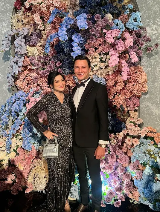 Dikenal couple goals, Christian Sugiono dan Titi Kamal tampil kompak di acara resepsi Jessica Mila mengenakan busana serba hitam. [Foto: IG/titi_kamall].