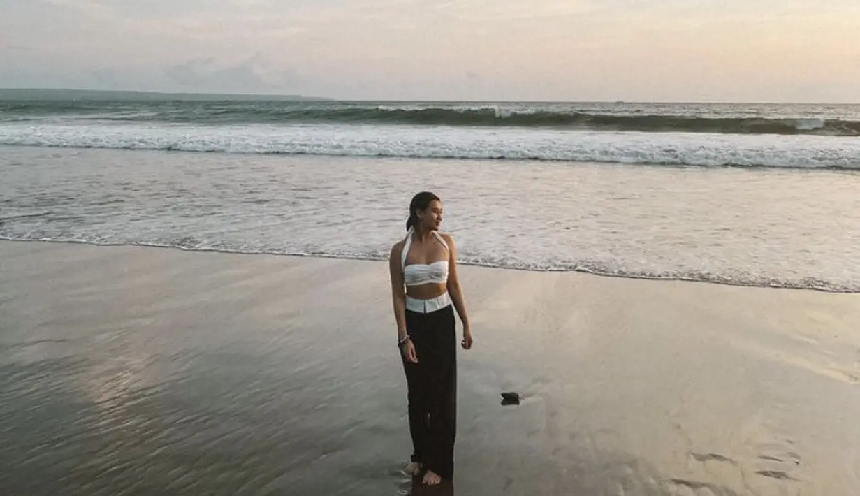 Aaliyah juga tampil dengan atasan putih bra top dipadukan celana hitamnya. Rambut panjangnya diikat ke belakang.  [@aaliya.massaid]