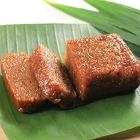 Kue wajik juga biasa dijadikan hidangan dalam acara pernikahan, kue ini terbuat dari campuran beras ketan, santan, gula merah dan bahan lainnya. Proses pembuatannya yang cukup lama membuat kue ini awet hingga beberapa hari (Shutterstock.com/ Ika Rahma H)