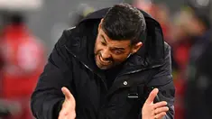 Pelatih FC Porto Sergio Conceicao memberikan instruksi kepada para pemainnya saat melawan AS Roma pada babak 16 besar Liga Champions di Stadion Olimpico, Roma, Italia, Selasa (12/2). AS Roma menang 2-1. (Alberto PIZZOLI/
