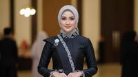 Model Gamis Batik Hitam Putih Simple Elegan Tren 2025. Foto: Gemini