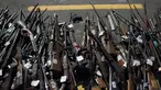 Sejumlah senjata api yang berhasil disita dikumpulkan sebelum dihancurkan di Rio de Janeiro, Brasil, Rabu (20/12). Sekitar 2000 senjata api hasil sitaan tentara dan polisi federal Brasil dihancurkan. (AP Photo/Leo Correa)